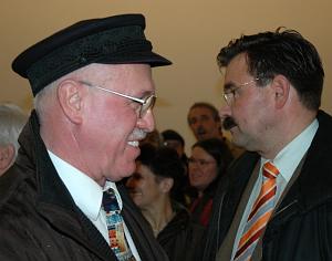 Georg Jüttner, Stadtratsfraktionsvorsitzender der UPW, "tröstet"